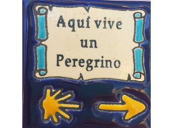 Imán cerámica Aquí vive un Peregrino 5x5 cm