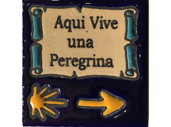 Imán cerámica Aquí vive una Peregrina 5x5 cm